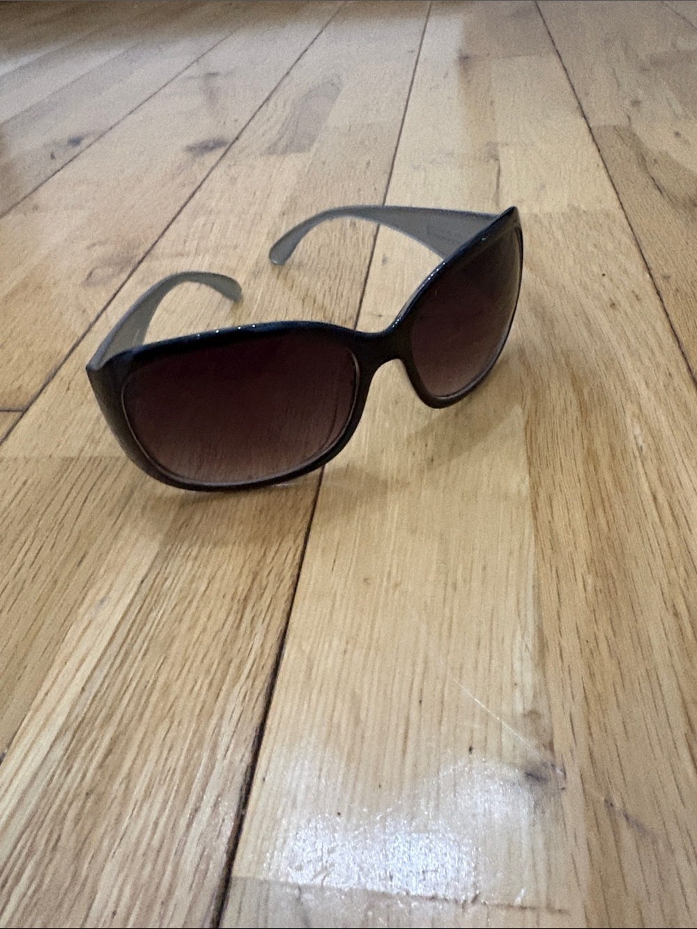 ALFRED SUNG Black Frame Sunglasses with Brown Gradient Lenses